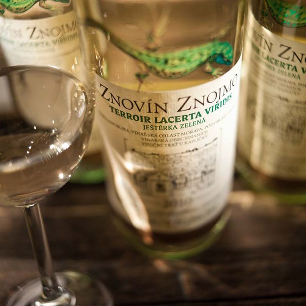 25c7924262f925-znovin-lahve-jesterka.jpg